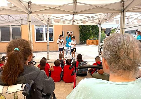 Niños y niñas leyeron sus cartas a los mayores en el patio de la residencia de Agüimes.
