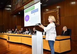 Alejandra Sanjuan presentando la Memoria de la defensoría de la ULPGC,