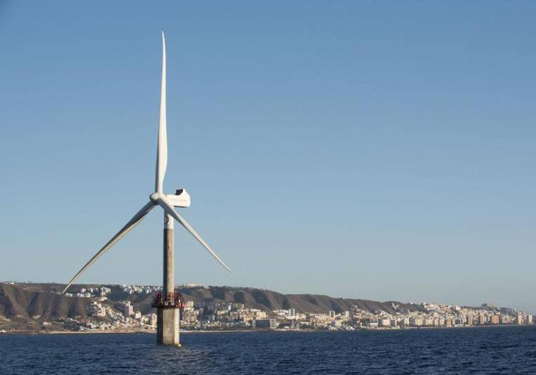 Imagen del único aerogenerador instalado en aguas españolas, en la costa de Jinámar.