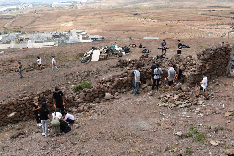 La juventud del IES Las Huesas saca brillo a su yacimiento