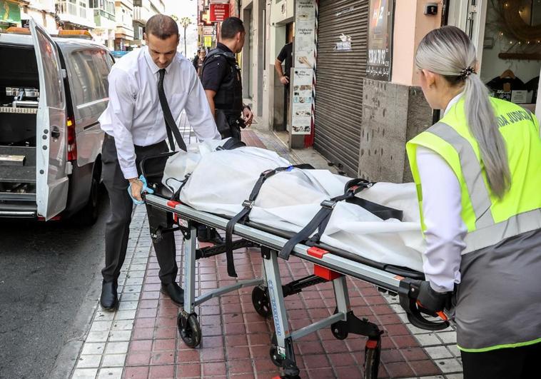 Levantamiento de cadáver de la mujer hallada muerta en la calle Tomás Miller.