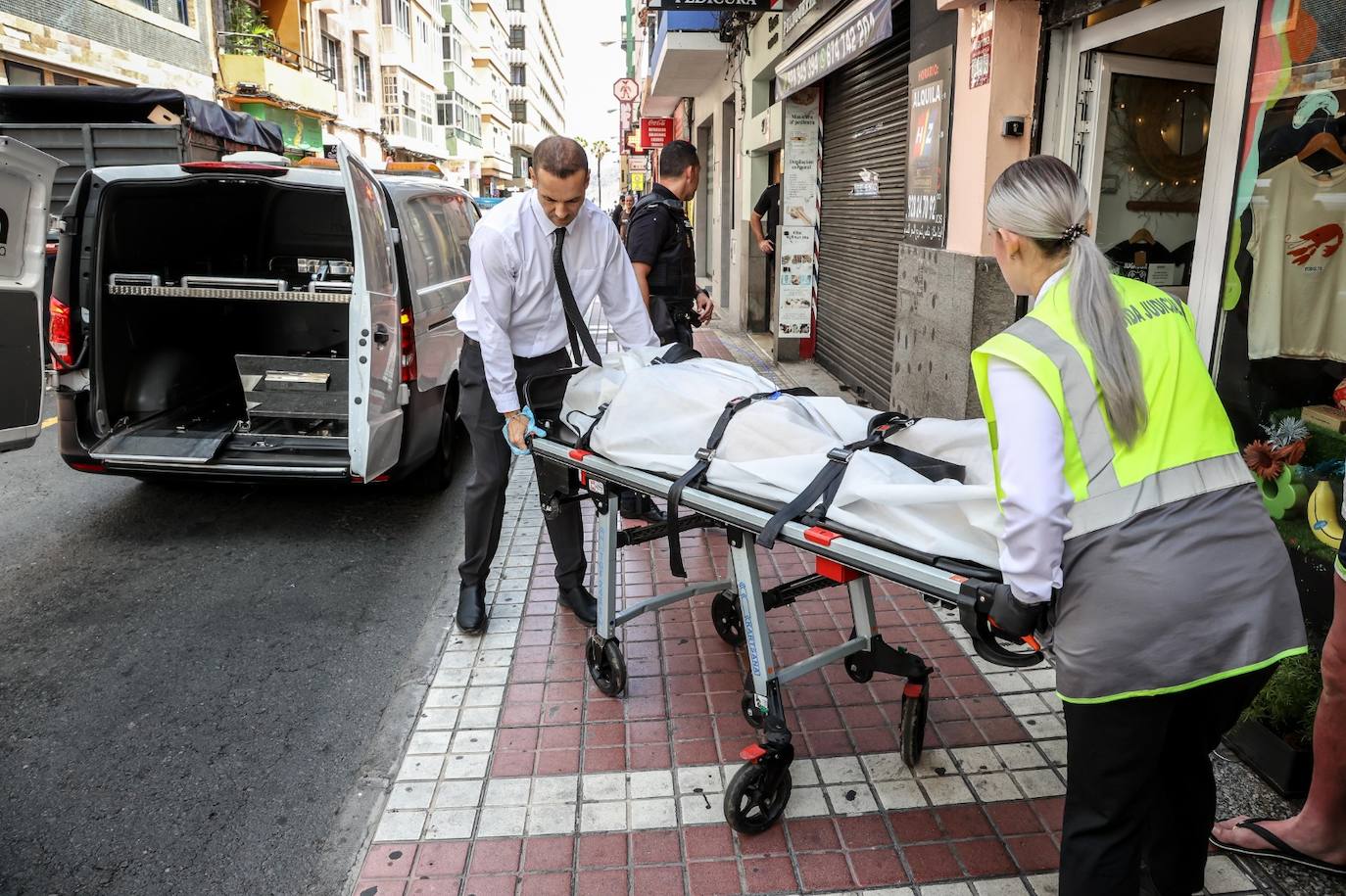 Levantan el cadáver de la mujer hallada muerta en una vivienda de Las Canteras