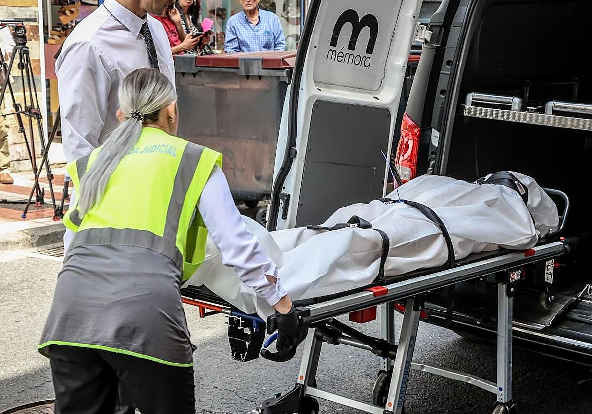 Levantan el cadáver de la mujer hallada muerta en una vivienda de Las Canteras