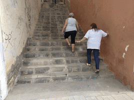 Delia y Maribel junto a la escalera.