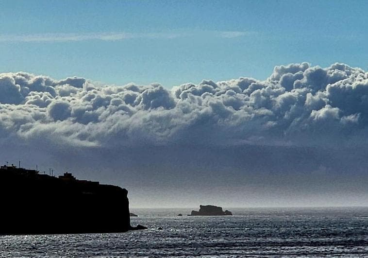 Imagen de un núcleo de nubosidad de la borrasca Oscar visto desde la costa de Gran Canaria.