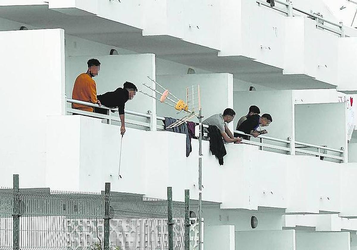 Imagen de archivo de un grupo de menores no acompañados en uno de los balcones del complejo Puerto Bello, en Mogán.