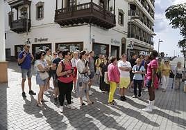 Turistas de nacionalidad francesa en una ruta guiada por el centro de Arrecife.