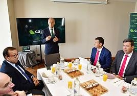 El director general de Cajasiete, en el centro, junto a otros directivos de la entidad en la presentación de resultados ayer.