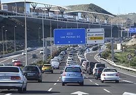 Imagen de archivo de un atasco a la entrada de la ciudad.