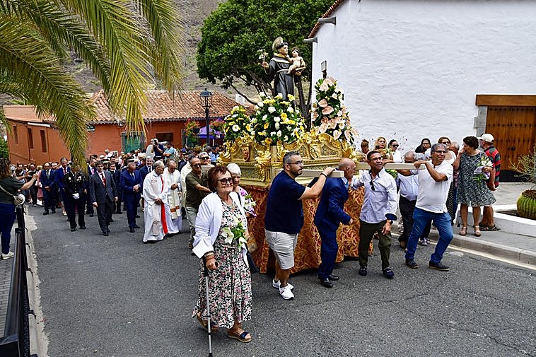 El trono de San Antonio supera una cuesta. Detrás, las autoridades.