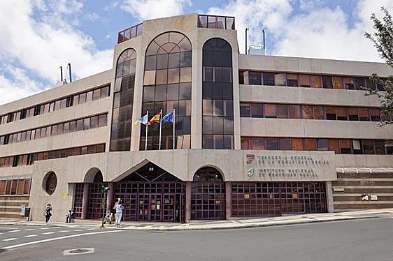 Exterior de la sede del INSS en la calle Pérez del Toro, ayer. Las colas a su puerta han desaparecido.