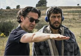El director Rodrigo Cortés da indicaciones al actor Mario Casas, durante el rodaje de 'Escape'.