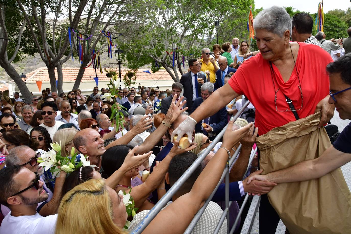 Más políticos que santos en la procesión de San Antonio el Chico en Mogán