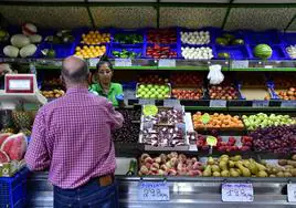 Un hombre realiza la compra en el Mercado Central de la capital grancanaria.