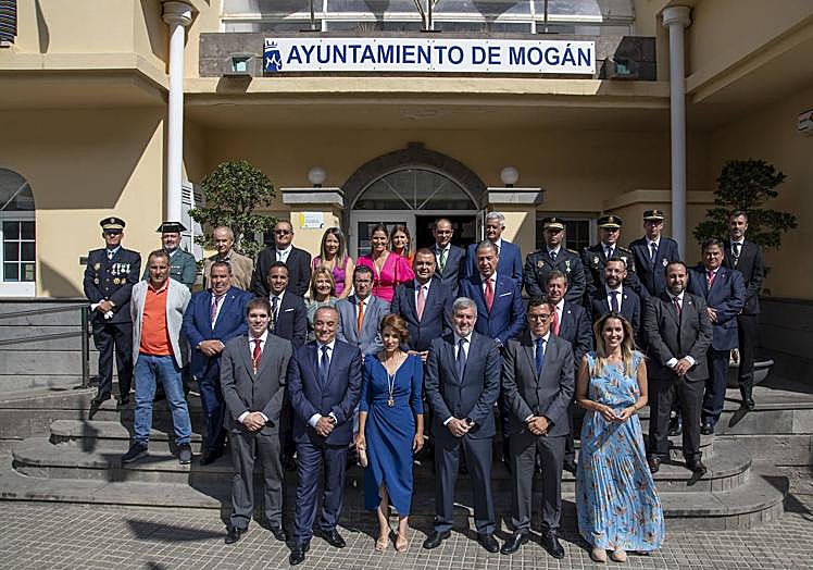 Cargos públicos y policiales, en una foto de familia antes de que comenzara la misa. También está el pregonero de las fiestas, Jesús Díaz Quintana.