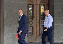 Hidalgo y Franquis (PSOE) entrando a la Casa Palacio para cerrar el pacto con NC en el Cabildo.