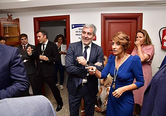 Fernando Clavijo, junto a Onalia Bueno, en su visita a Mogán.
