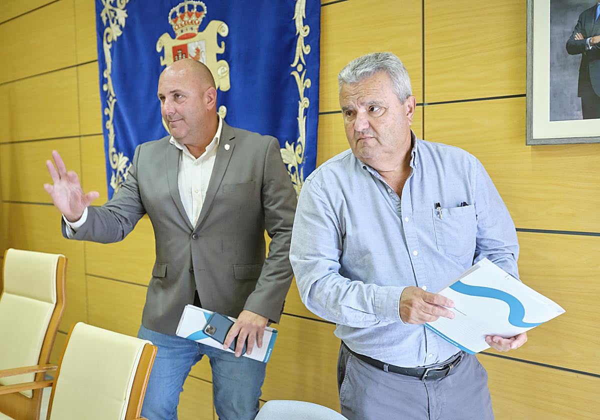 El presidente en funciones Sergio Lloret y el consejero en funciones Juan Nicolás Cabrera, los dos únicos miembros del equipo de gobierno desde hace casi seis meses.