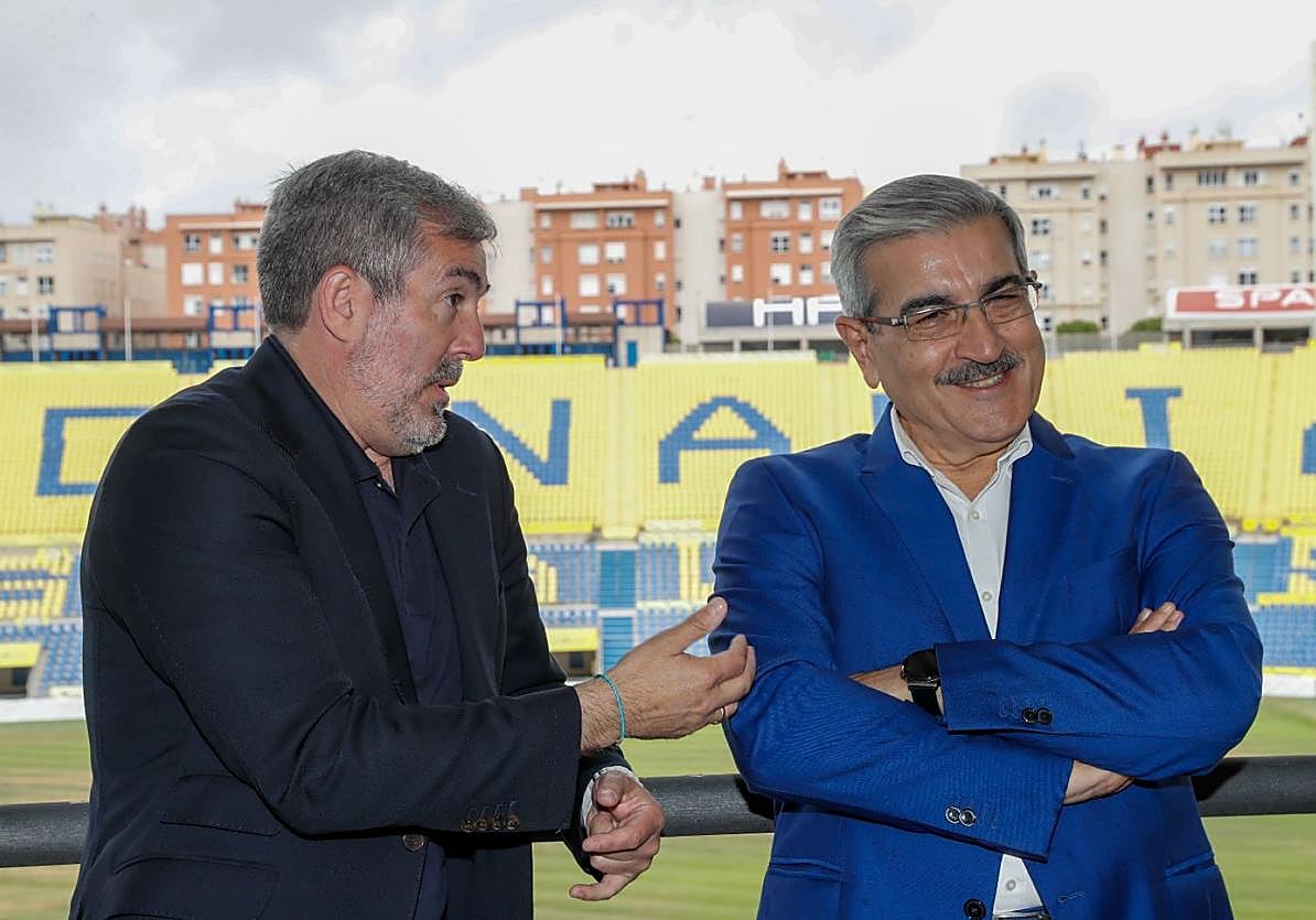 Los dirigentes de CC, Fernando Clavijo (i), y de NC, Román Rodríguez, en un acto esta semana.