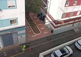 Un momento del pintado de las nuevas líneas amarillas.