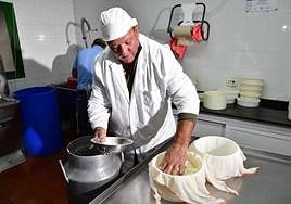 El cortijo de Caideros ensaya un queso de cuajo con fermentos naturales de la leche cruda de oveja