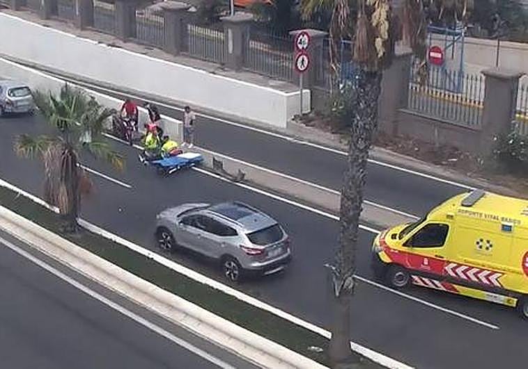 Un coche y una moto colisionan en la Avenida Marítima
