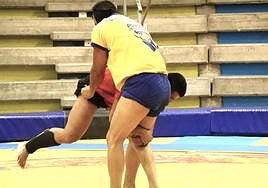 Roberto Barrios, durante una cogida con su rival.