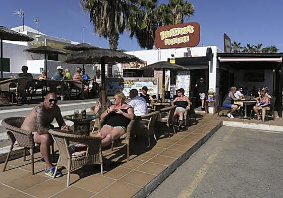 Turistas en un local de Costa Teguise (Lanzarote).