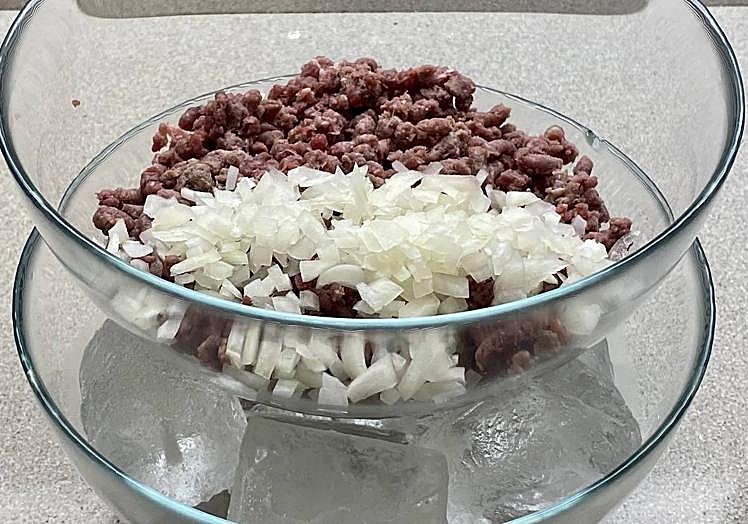 Cortamos muy menuda la cebolleta