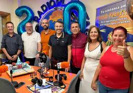 De izquierda a derecha, los locutores Ángel Santana, Manolo Martín, Chano Sánchez y Gustavo Hernández, el humorista Landy y dos oyentes muy fieles, María Suárez y Ana Bautista.