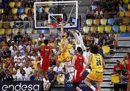El alero montenegrino Jovan Kljajic machacha en el partido contra el Girona en el Arena.