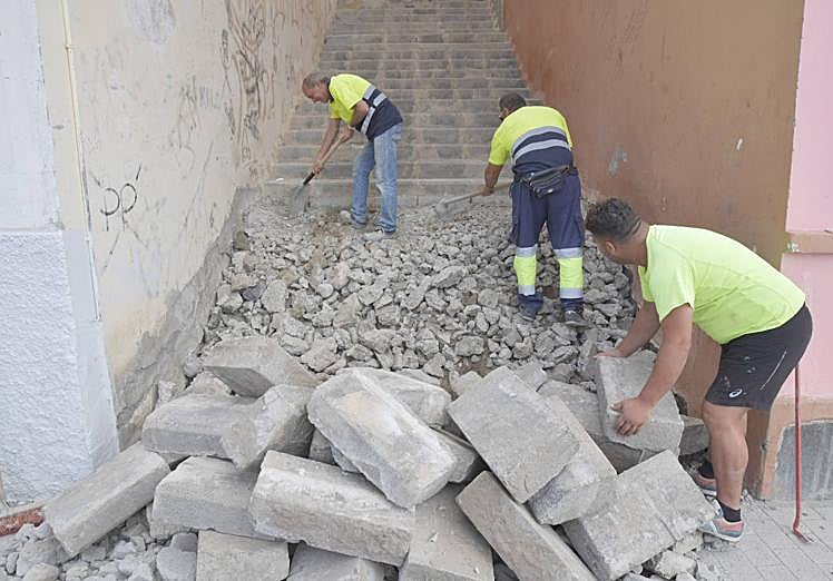 Imagen principal - Operarios y sus herramientas de trabajo.