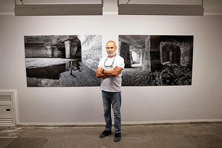 El fotógrafo Tato Gonçalves junto a algunas de sus fotografías.