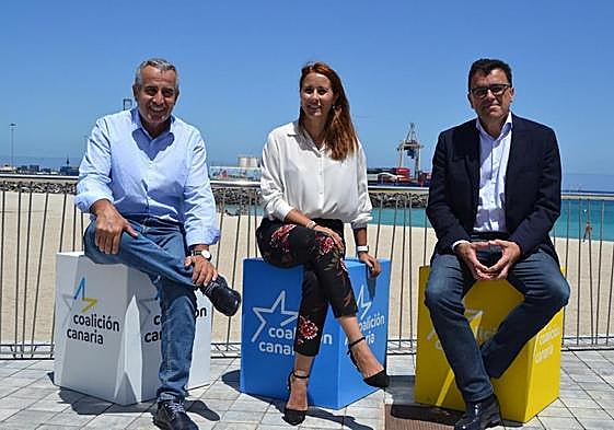 Imagen de archivo de Manuel Miranda (d) con Lola García y Mario Cabrera.