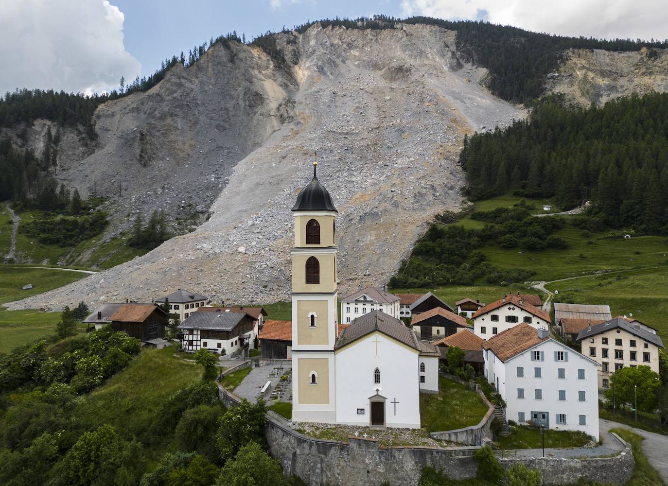 Plano general que muestra el pueblo Brienz-Binzauls bajo el desprendimiento donde una gran masa de rocas ha caído sobre el pueblo suizo aunque no ha habido heridos ya que los ciudadanos han sido evacuados.