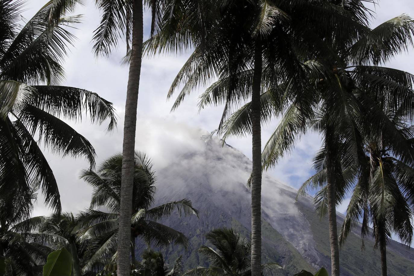 El volcán Mayon arroja cenizas y lava en la localidad de Camalig, provincia de Albay, Filipinas. La Oficina de Defensa Civil (OCD) identificó escuelas, gimnasios y edificios gubernamentales adicionales en Albay se utilizará como centro de evacuación a medida que más residentes huyan a terrenos más seguros en medio de la erupción del volcán Mayon.