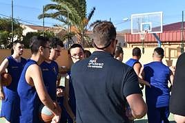 Durante la visita a uno de los colegios.