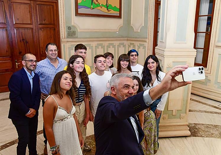 El rector, Lluís Serra Majem, se saca un 'selfie' con los estudiantes.