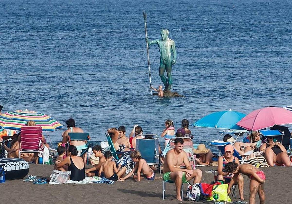 La playa es una buena opción para reducir el gasto.