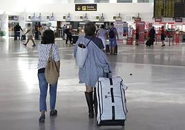 Pasajeras en el aeropuerto de Guacimeta (Lanzarote) que se dirigen a los mostradores de facturación.