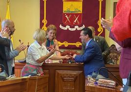Juan Jesús Facundo recibe el bastón de mando de la presidenta de la mesa de edad, Dolores Aguiar.