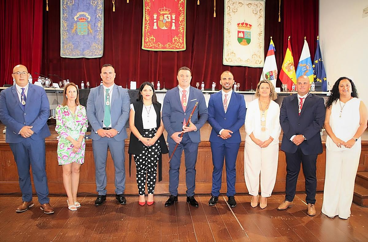 Óscar Noda, con los concejales de UPY.