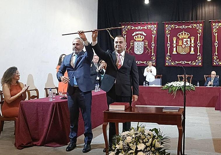 El alcalde de Guía, Pedro Rodríguez (derecha), con el bastón de mando junto al socialista Gonçalves.