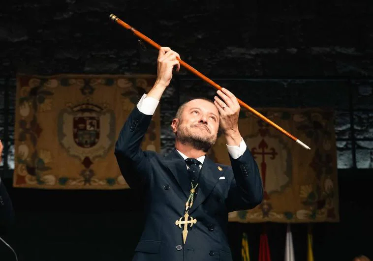 Teodoro Sosa levanta el bastón de mando en la sesión constitutiva del Ayuntamiento de Gáldar.