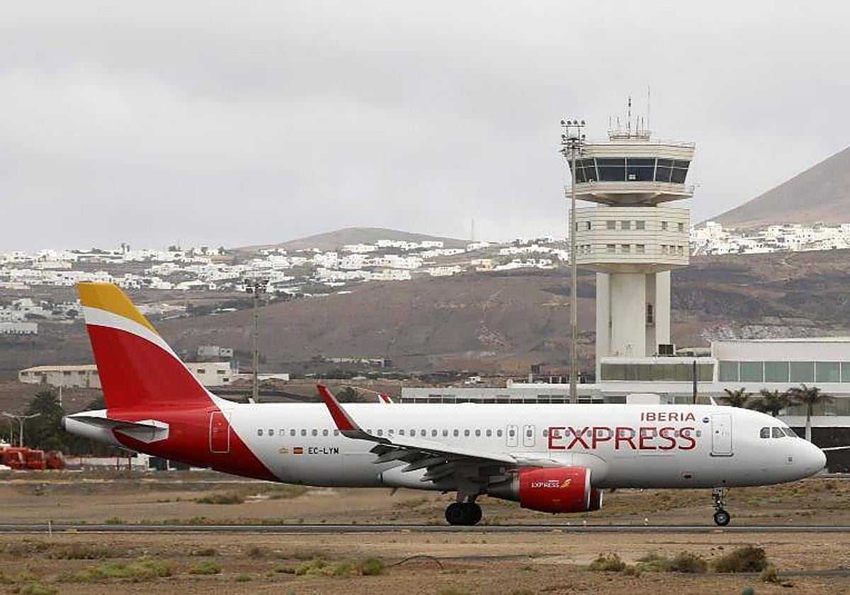 Un avión de Iberia Express en el aeropuerto César Manrique de Lanzarote.
