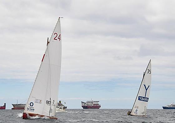Distintas regatas, en la bahía de Las Palmas de Gran Canaria, en la tercera eliminatoria.