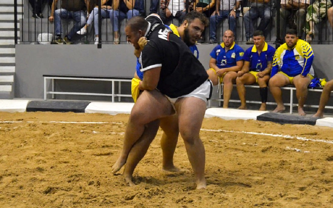 Intento de pardelera de Fran Cazorla a su adversario.