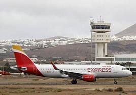Un avión de Iberia Express en el aeropuerto César Manrique de Lanzarote.
