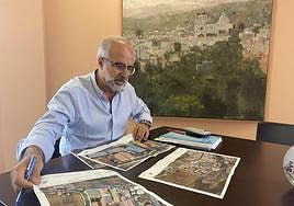 El nuevo alcalde, en su despacho, consultando imágenes aéreas de Cuesta Caballero.