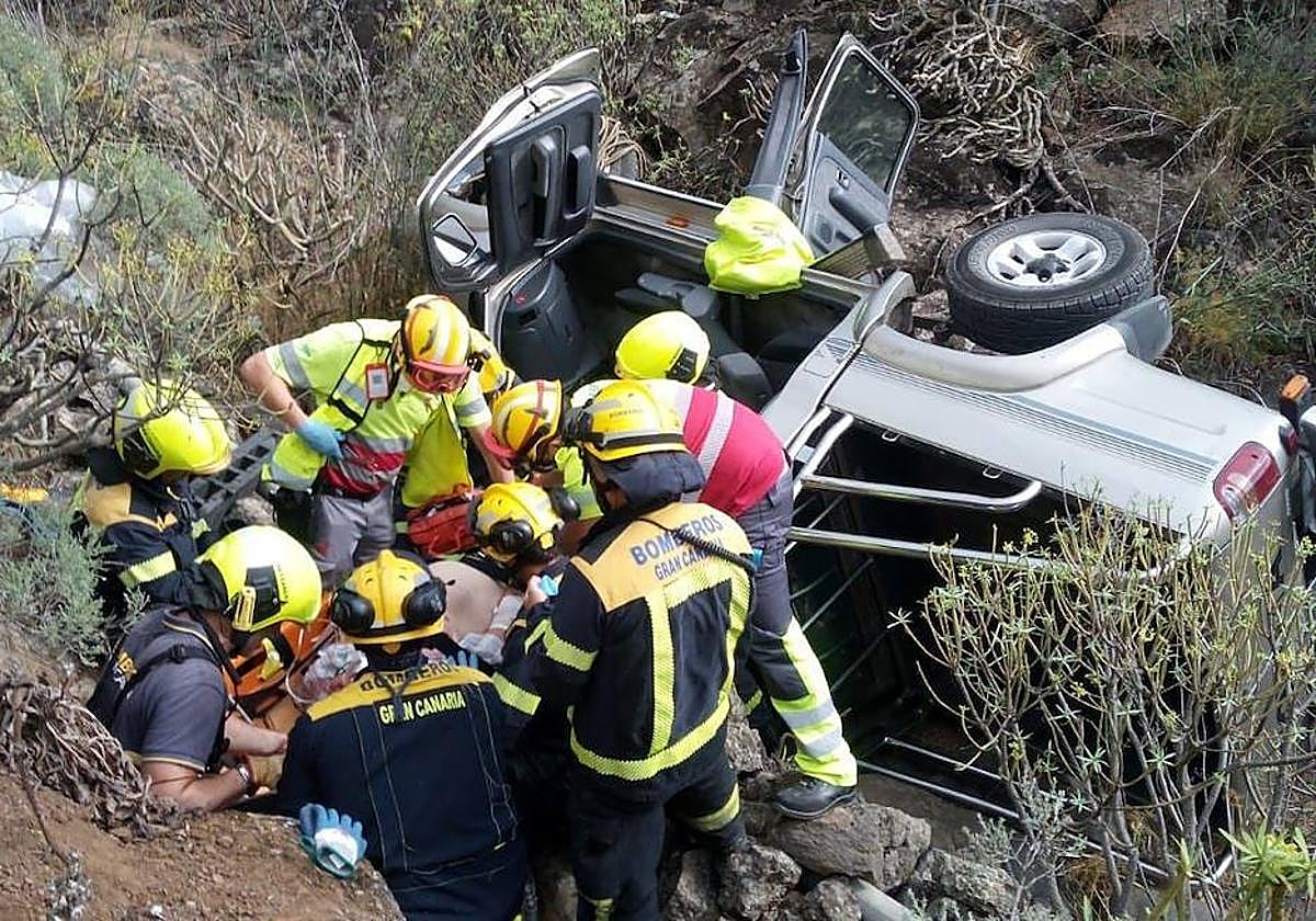 Los servicios de emergencia rescatando al herido tras el accidente.